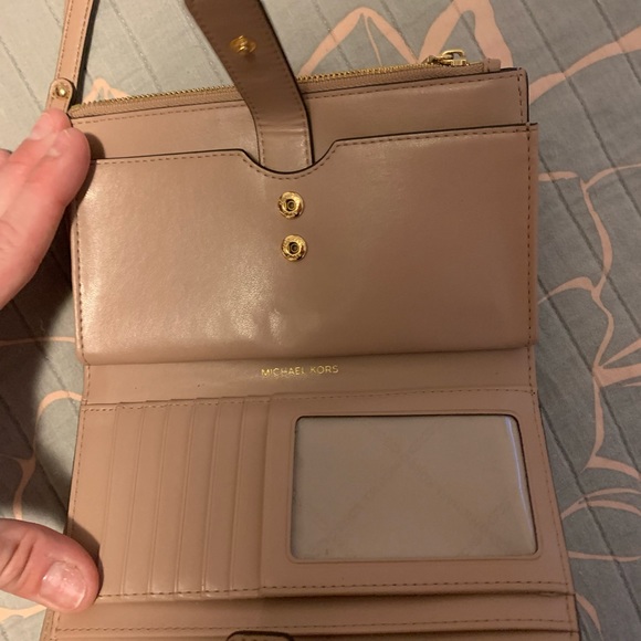 Michael Kors tote and wallet . - Picture 5 of 8